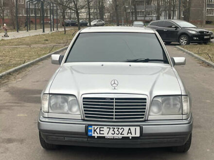 Мерседес Е-Класс 1995 в Днепре (Днепропетровске) на Automoto.ua Серый Мерседес Е-Класс, объемом двигателя 2.2 л и пробегом 450 тыс. км за 4900 $, фото 1 на Automoto.ua
