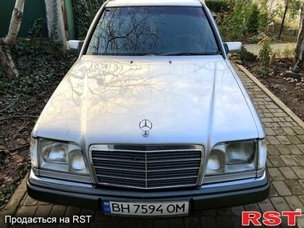 Серый Мерседес Е-Класс, объемом двигателя 2.5 л и пробегом 344 тыс. км за 3150 $, фото 1 на Automoto.ua