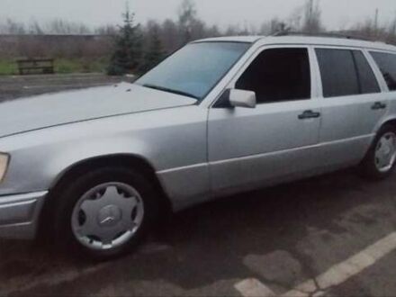 Серый Мерседес Е-Класс, объемом двигателя 3 л и пробегом 305 тыс. км за 3500 $, фото 1 на Automoto.ua