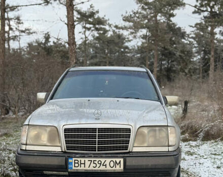 Серый Мерседес Е-Класс, объемом двигателя 2.5 л и пробегом 400 тыс. км за 4000 $, фото 1 на Automoto.ua