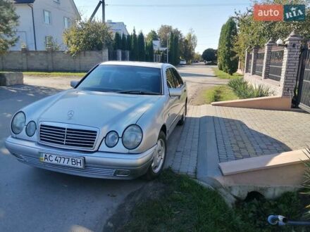 Мерседес Е-Клас 1995 у Луцьку на Automoto.ua Сірий Мерседес Е-Клас, об'ємом двигуна 2.16 л та пробігом 420 тис. км за 3650 $, фото 1 на Automoto.ua