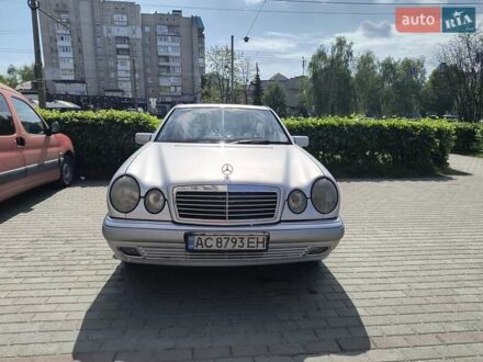 Мерседес Е-Клас 1995 у Луцьку на Automoto.ua Сірий Мерседес Е-Клас, об'ємом двигуна 2 л та пробігом 474 тис. км за 3999 $, фото 1 на Automoto.ua
