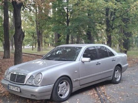 Сірий Мерседес Е-Клас, об'ємом двигуна 4.2 л та пробігом 414 тис. км за 3000 $, фото 1 на Automoto.ua