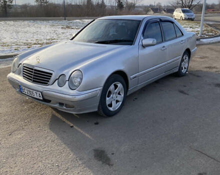Сірий Мерседес Е-Клас, об'ємом двигуна 2 л та пробігом 350 тис. км за 2100 $, фото 1 на Automoto.ua