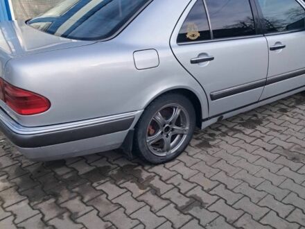 Сірий Мерседес Е-Клас, об'ємом двигуна 3 л та пробігом 270 тис. км за 2100 $, фото 1 на Automoto.ua