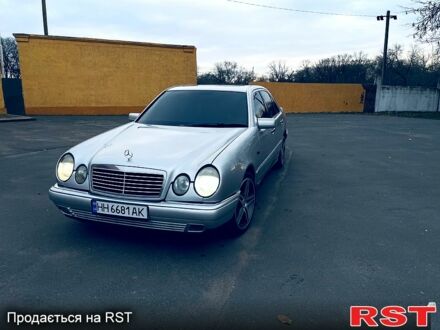 Сірий Мерседес Е-Клас, об'ємом двигуна 2 л та пробігом 270 тис. км за 2800 $, фото 1 на Automoto.ua