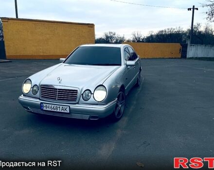 Сірий Мерседес Е-Клас, об'ємом двигуна 2 л та пробігом 270 тис. км за 2800 $, фото 1 на Automoto.ua