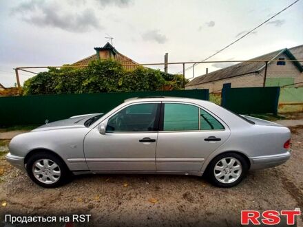 Серый Мерседес Е-Класс, объемом двигателя 2 л и пробегом 466 тыс. км за 4300 $, фото 1 на Automoto.ua