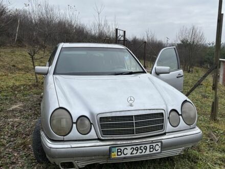 Серый Мерседес Е-Класс, объемом двигателя 2 л и пробегом 329 тыс. км за 1550 $, фото 1 на Automoto.ua