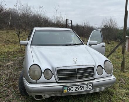 Сірий Мерседес Е-Клас, об'ємом двигуна 2 л та пробігом 329 тис. км за 1550 $, фото 1 на Automoto.ua