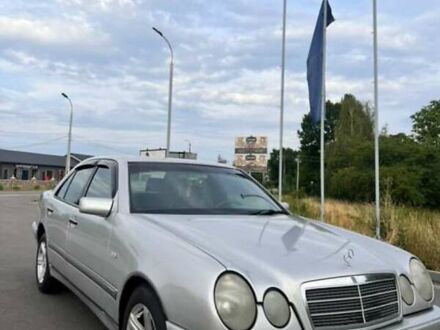 Сірий Мерседес Е-Клас, об'ємом двигуна 2 л та пробігом 345 тис. км за 3500 $, фото 1 на Automoto.ua