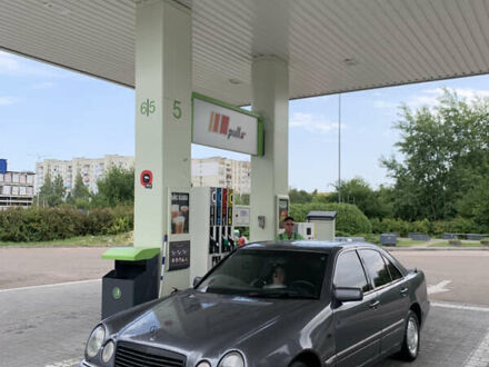 Мерседес Е-Класс 1996 в Львове на Automoto.ua Серый Мерседес Е-Класс, объемом двигателя 2.3 л и пробегом 444 тыс. км за 1900 $, фото 1 на Automoto.ua