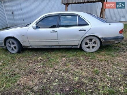 Серый Мерседес Е-Класс, объемом двигателя 2.3 л и пробегом 350 тыс. км за 3000 $, фото 1 на Automoto.ua