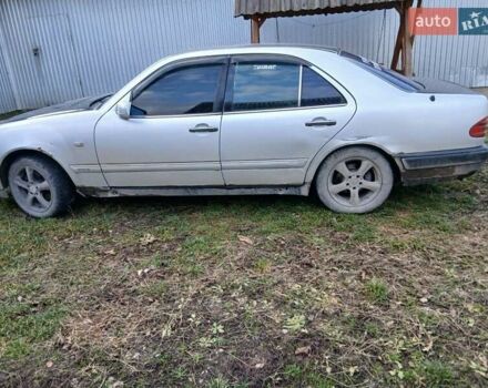 Серый Мерседес Е-Класс, объемом двигателя 2.3 л и пробегом 350 тыс. км за 3000 $, фото 1 на Automoto.ua