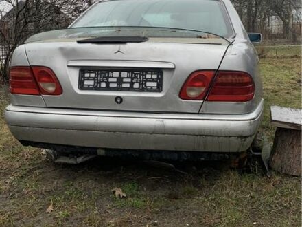 Мерседес Е-Класс 1996 в Львове на Automoto.ua Серый Мерседес Е-Класс, объемом двигателя 2 л и пробегом 20 тыс. км за 700 $, фото 1 на Automoto.ua