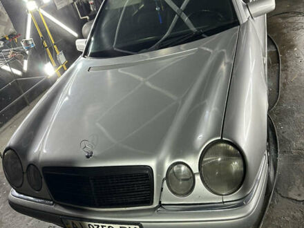 Серый Мерседес Е-Класс, объемом двигателя 2 л и пробегом 150 тыс. км за 2850 $, фото 1 на Automoto.ua