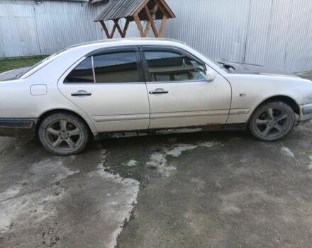 Серый Мерседес Е-Класс, объемом двигателя 2.3 л и пробегом 350 тыс. км за 3000 $, фото 1 на Automoto.ua