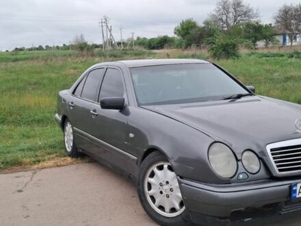 Серый Мерседес Е-Класс, объемом двигателя 2.3 л и пробегом 500 тыс. км за 2600 $, фото 1 на Automoto.ua