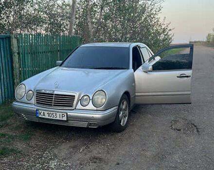 Серый Мерседес Е-Класс, объемом двигателя 2 л и пробегом 345 тыс. км за 3500 $, фото 1 на Automoto.ua