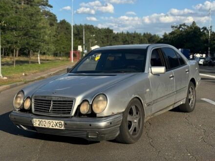 Мерседес Е-Класс 1997 в Киеве на Automoto.ua Серый Мерседес Е-Класс, объемом двигателя 4.3 л и пробегом 200 тыс. км за 3000 $, фото 1 на Automoto.ua