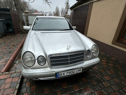 Мерседес Е-Класс 1997 в Хмельницком на Automoto.ua Серый Мерседес Е-Класс, объемом двигателя 2.87 л и пробегом 376 тыс. км за 3000 $, фото 1 на Automoto.ua