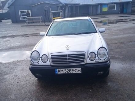 Серый Мерседес Е-Класс, объемом двигателя 4.2 л и пробегом 300 тыс. км за 4000 $, фото 1 на Automoto.ua