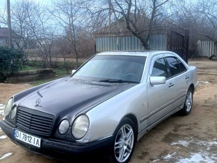 Серый Мерседес Е-Класс, объемом двигателя 3.2 л и пробегом 350 тыс. км за 2500 $, фото 1 на Automoto.ua