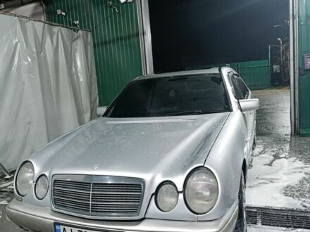 Серый Мерседес Е-Класс, объемом двигателя 2.2 л и пробегом 340 тыс. км за 2550 $, фото 1 на Automoto.ua