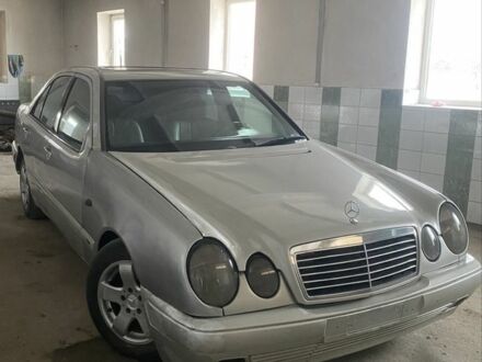 Серый Мерседес Е-Класс, объемом двигателя 2.2 л и пробегом 250 тыс. км за 1199 $, фото 1 на Automoto.ua