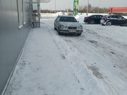 Сірий Мерседес Е-Клас, об'ємом двигуна 2.4 л та пробігом 473 тис. км за 3100 $, фото 1 на Automoto.ua