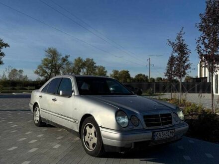Серый Мерседес Е-Класс, объемом двигателя 3.2 л и пробегом 580 тыс. км за 2000 $, фото 1 на Automoto.ua
