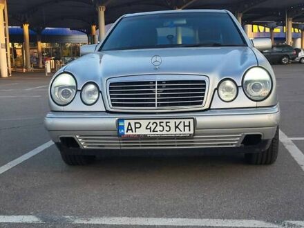 Сірий Мерседес Е-Клас, об'ємом двигуна 2 л та пробігом 30 тис. км за 3800 $, фото 1 на Automoto.ua