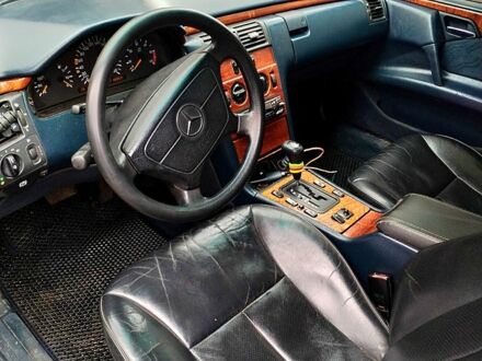 Мерседес Е-Класс 1998 в Лубнах на Automoto.ua Серый Мерседес Е-Класс, объемом двигателя 3 л и пробегом 350 тыс. км за 3200 $, фото 1 на Automoto.ua