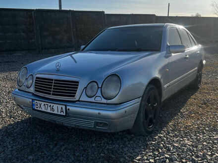 Мерседес Е-Клас 1998 у Каменце-Подольском на Automoto.ua Сірий Мерседес Е-Клас, об'ємом двигуна 3.2 л та пробігом 320 тис. км за 3999 $, фото 1 на Automoto.ua