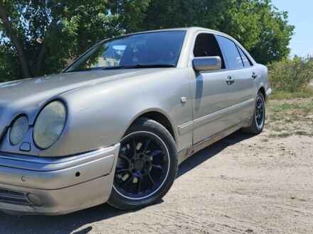 Сірий Мерседес Е-Клас, об'ємом двигуна 2.8 л та пробігом 520 тис. км за 2600 $, фото 1 на Automoto.ua