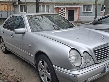 Серый Мерседес Е-Класс, объемом двигателя 2.3 л и пробегом 401 тыс. км за 3100 $, фото 1 на Automoto.ua