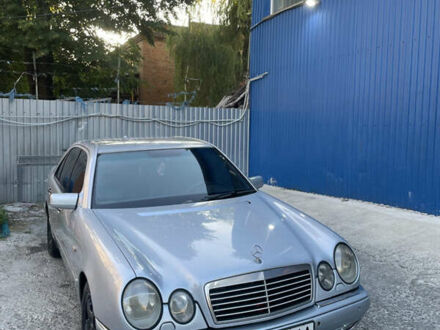 Серый Мерседес Е-Класс, объемом двигателя 3.2 л и пробегом 375 тыс. км за 2700 $, фото 1 на Automoto.ua