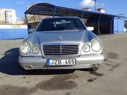 Серый Мерседес Е-Класс, объемом двигателя 2.2 л и пробегом 300 тыс. км за 2200 $, фото 1 на Automoto.ua