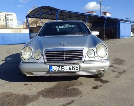 Серый Мерседес Е-Класс, объемом двигателя 2.2 л и пробегом 300 тыс. км за 2200 $, фото 1 на Automoto.ua
