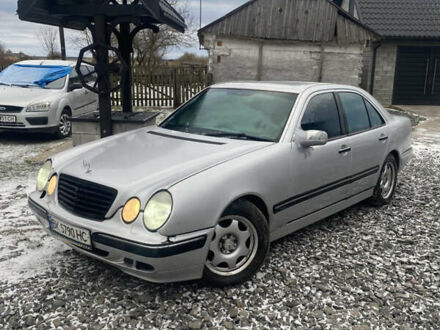 Серый Мерседес Е-Класс, объемом двигателя 3.2 л и пробегом 300 тыс. км за 2150 $, фото 1 на Automoto.ua
