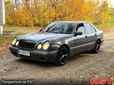 Сірий Мерседес Е-Клас, об'ємом двигуна 2.4 л та пробігом 300 тис. км за 599 $, фото 1 на Automoto.ua