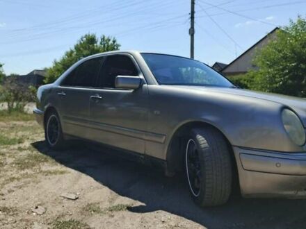 Сірий Мерседес Е-Клас, об'ємом двигуна 2.8 л та пробігом 520 тис. км за 2600 $, фото 1 на Automoto.ua