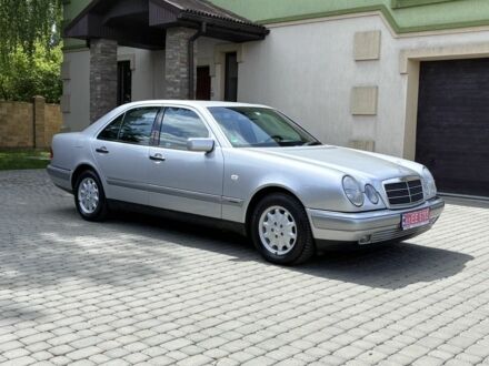 Мерседес Е-Класс 1998 в Луцке на Automoto.ua Серый Мерседес Е-Класс, объемом двигателя 2 л и пробегом 130 тыс. км за 7499 $, фото 1 на Automoto.ua