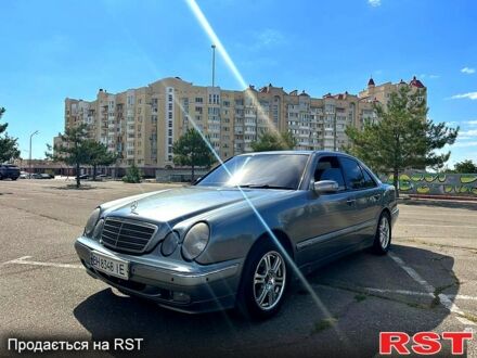 Серый Мерседес Е-Класс, объемом двигателя 2.2 л и пробегом 286 тыс. км за 4000 $, фото 1 на Automoto.ua