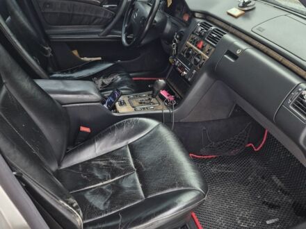 Сірий Мерседес Е-Клас, об'ємом двигуна 2.8 л та пробігом 419 тис. км за 4000 $, фото 1 на Automoto.ua