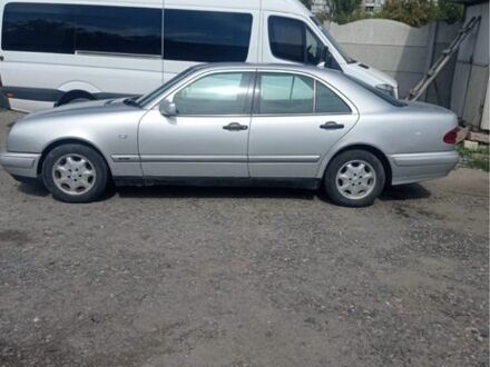 Серый Мерседес Е-Класс, объемом двигателя 2.9 л и пробегом 320 тыс. км за 2625 $, фото 1 на Automoto.ua