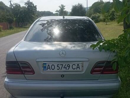 Мерседес Е-Класс 1999 в Ужгороде на Automoto.ua Серый Мерседес Е-Класс, объемом двигателя 2.1 л и пробегом 470 тыс. км за 5000 $, фото 1 на Automoto.ua