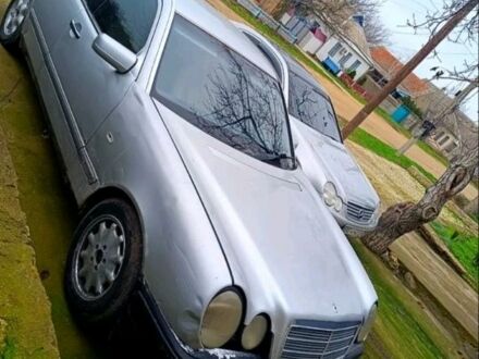 Сірий Мерседес Е-Клас, об'ємом двигуна 2 л та пробігом 250 тис. км за 1200 $, фото 1 на Automoto.ua