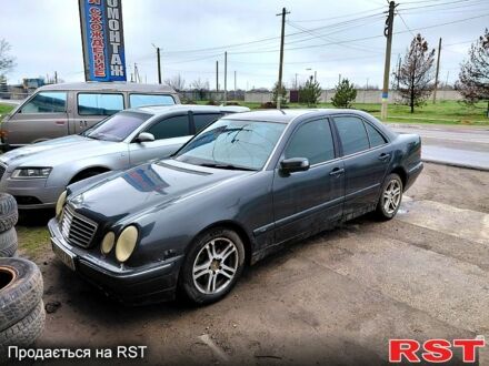 Серый Мерседес Е-Класс, объемом двигателя 2.4 л и пробегом 100 тыс. км за 2200 $, фото 1 на Automoto.ua