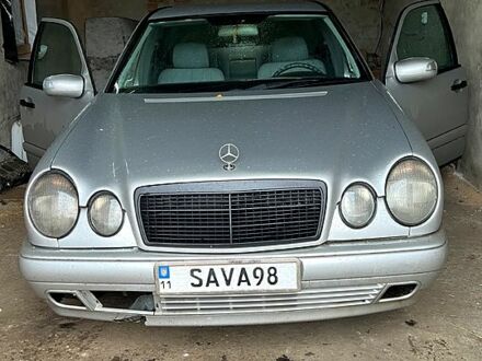 Серый Мерседес Е-Класс, объемом двигателя 2.2 л и пробегом 400 тыс. км за 3600 $, фото 1 на Automoto.ua